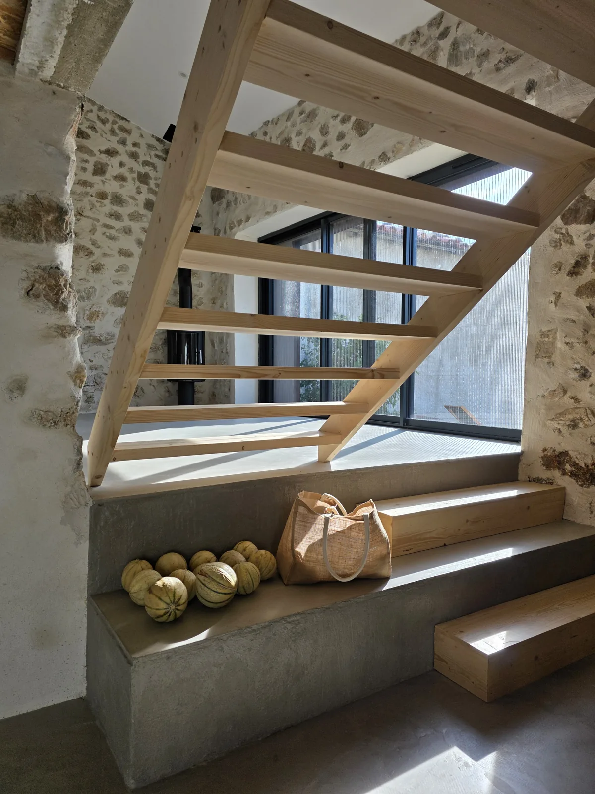 Escalier en bois clair et marches en microtopping, photographie réelle
